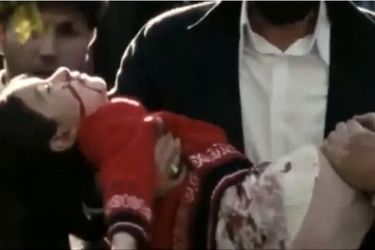 فیلم ضجه های مادر ملینا کوچولو که دست در دست پدر گلوله خورد