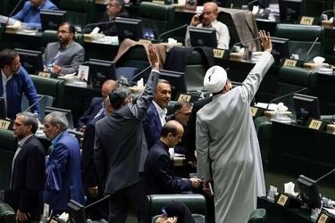 مگر حقوق نماینده چقدر است که میلیاردها تومان خرج تبلیغ می کنند؟