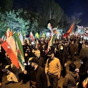 دختر تبریزی با اسب در تجمع شبانه حضور یافت/ عکس