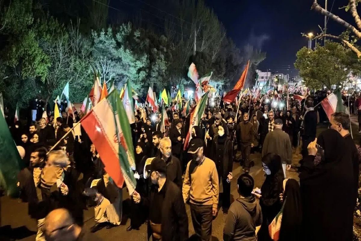 دختر تبریزی با اسب در تجمع شبانه حضور یافت/ عکس