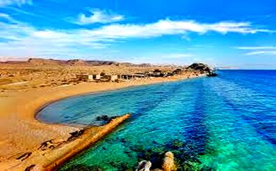 بنر نصب شده در ساحل تنگه هرمز جلب توجه کرد