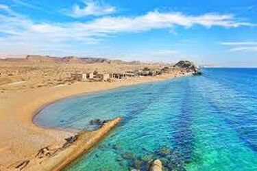 بنر نصب شده در ساحل تنگه هرمز جلب توجه کرد