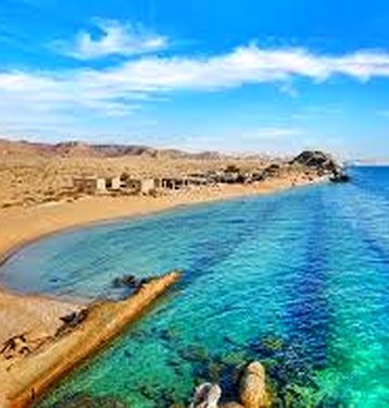 بنر نصب شده در ساحل تنگه هرمز جلب توجه کرد