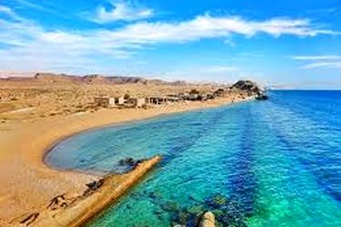بنر نصب شده در ساحل تنگه هرمز جلب توجه کرد