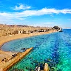 بنر نصب شده در ساحل تنگه هرمز جلب توجه کرد