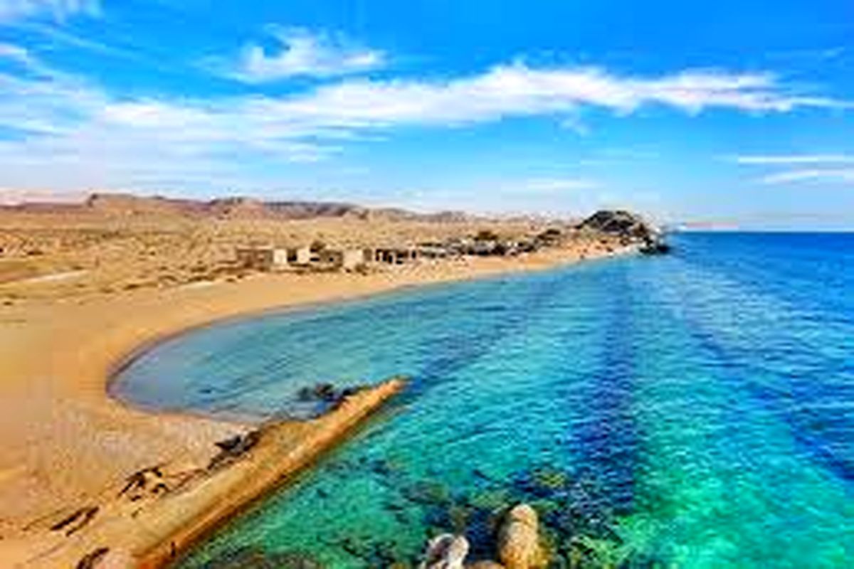بنر نصب شده در ساحل تنگه هرمز جلب توجه کرد