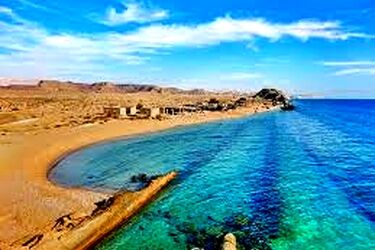 بنر نصب شده در ساحل تنگه هرمز جلب توجه کرد