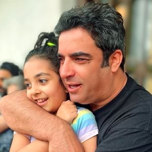 عکس صمیمی منوچهر هادی با مادر و دخترش
