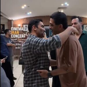 خوش و بش بازیگران در حاشیه اجرای یک نمایش/ ویدئو