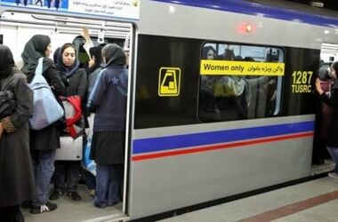 اعتراض یک زن به بی‌حجابی در مترو/ ویدئو