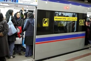 اعتراض یک زن به بی‌حجابی در مترو/ ویدئو