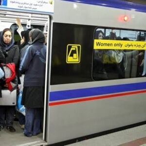 اعتراض یک زن به بی‌حجابی در مترو/ ویدئو