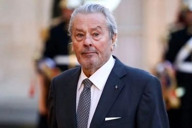  «آلن دلون» در کنار ماشین اش در جنگل ونسن/ عکس