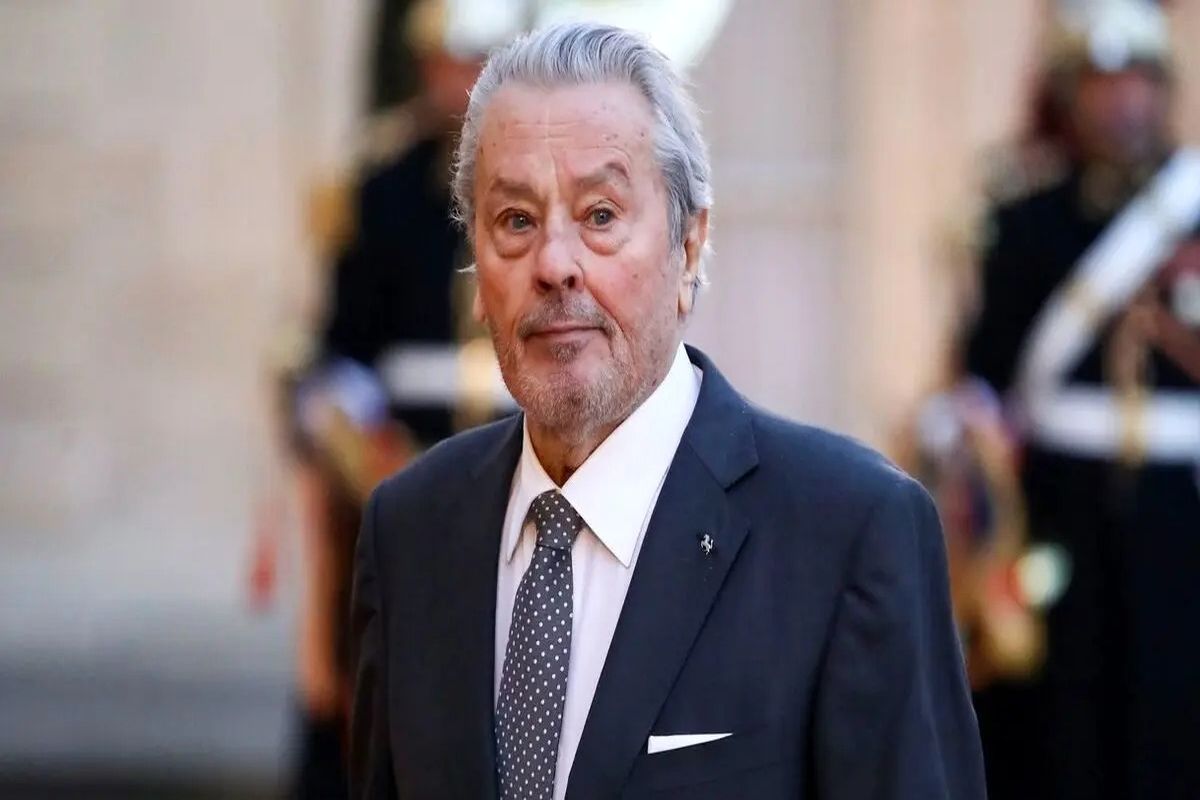  «آلن دلون» در کنار ماشین اش در جنگل ونسن/ عکس