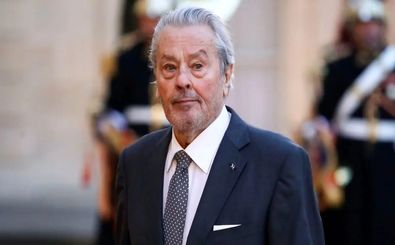  «آلن دلون» در کنار ماشین اش در جنگل ونسن/ عکس