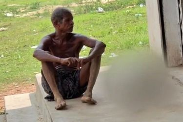 برادر، جسد خواهرش را روی دوش به بانک برد/ عکس دلخراش