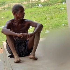 برادر، جسد خواهرش را روی دوش به بانک برد/ عکس دلخراش