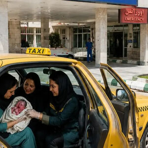 نوزاد دختری که در تاکسی به دنیا آمد