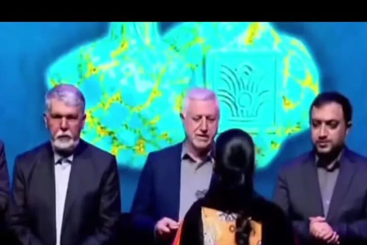 بی‌حجاب شدن ناگهانی یک خانم روی آنتن زنده شبکه خبر/ ویدئو