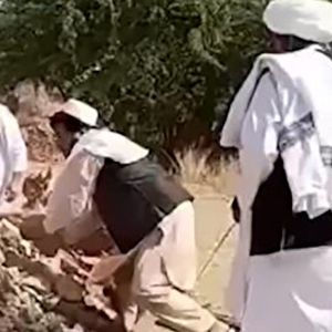 حمله افغانی‌ها به قبر منسوب به ابوجهل در عربستان!/ ویدئو