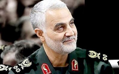 عکسی جالب از آغوش عاشقانۀ «حاج قاسم سلیمانی» برای پدرش