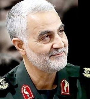 عکسی جالب از آغوش عاشقانۀ «حاج قاسم سلیمانی» برای پدرش