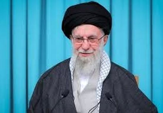 تصویری از آخرین نماز عید فطر به امامت رهبر شهید