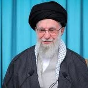 تصویری از آخرین نماز عید فطر به امامت رهبر شهید