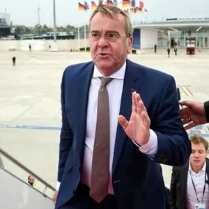 جنجال عکس یادگاری در تولد پوتین / صدراعظم باید اخراج شود!