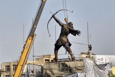 یک مدیر گفت ما این مجسمه آرش کمانگیر را نمی‌خواهیم، تحریک کننده است/ ویدئو