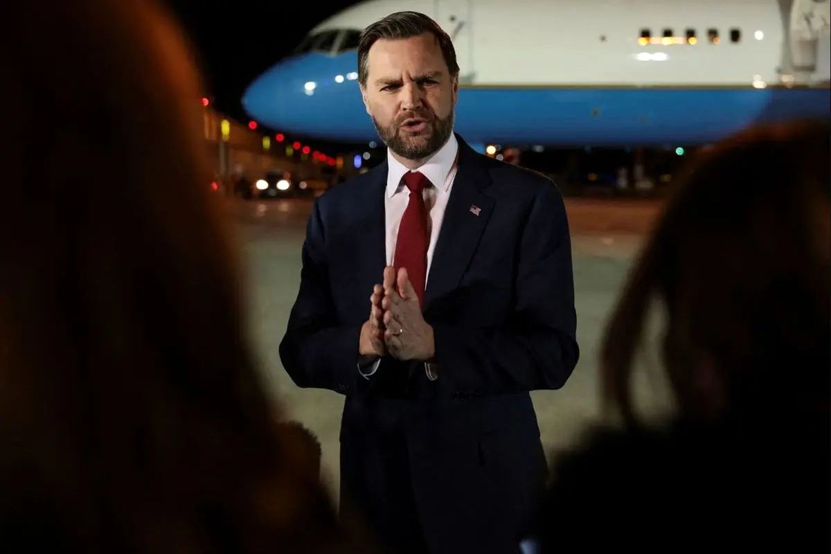 فریاد یکی از حضار بر سر معاون ترامپ: شما کودک کشید/ ویدئو