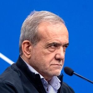 مسعود پزشکیان در لباس سربازی پیش از انقلاب/ عکس
