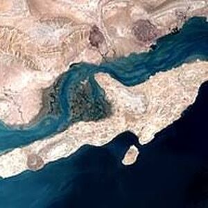 لکه نفتی به سواحل قشم رسید/ عکس