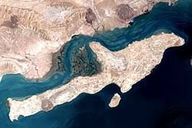 لکه نفتی به سواحل قشم رسید/ عکس