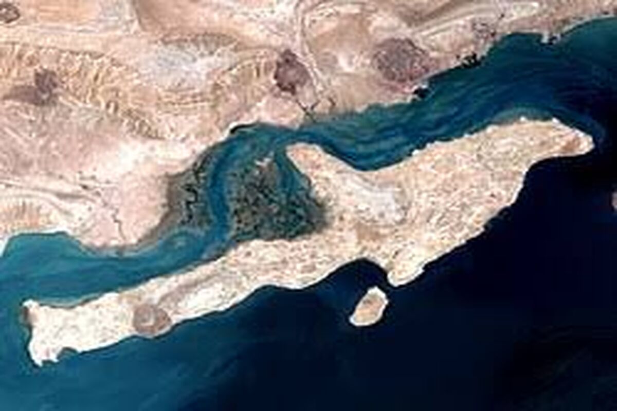 لکه نفتی به سواحل قشم رسید/ عکس