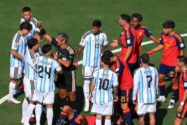 درگیری بازیکنان آرژانتین با بازیکنان اسپانیا/ ویدئو