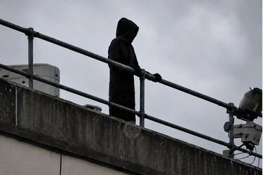 مردی با لباس عزرائیل مقابل بیمارستان دستگیر شد