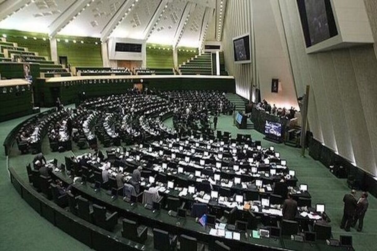 خندیدن یک نماینده مجلس هنگام تماشای ناآرامی‌ها/ عکس