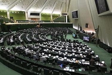 خندیدن یک نماینده مجلس هنگام تماشای ناآرامی‌ها/ عکس