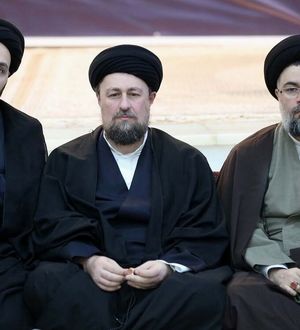 تصویری جدید از دختر امام خمینی/ خوش و بش احمد خمینی با دستیار ویژه پزشکیان
