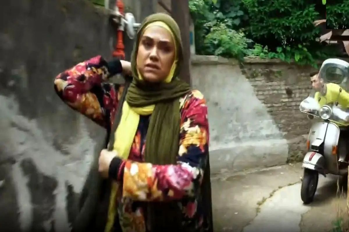  «مبینا و سیروس مقدم» در پشت صحنه سریال پایتخت/ عکس