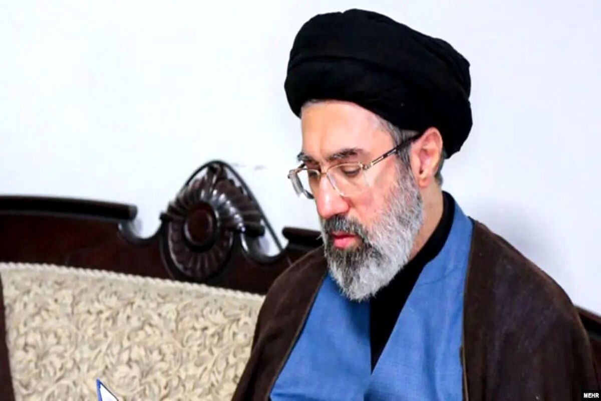 کفش ساده و ایرانی رهبر انقلاب/ عکس