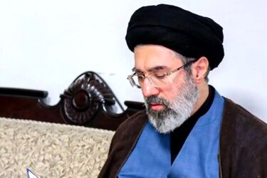 تصویری از آیت‌الله مجتبی خامنه‌ای در کنار رهبر شهید حین بازدید از مناطق محروم 