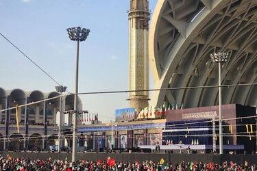 پوشش متفاوت دو زن در مراسم مصلی جلب‌توجه کرد