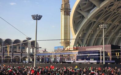 پوشش متفاوت دو زن در مراسم مصلی جلب‌توجه کرد