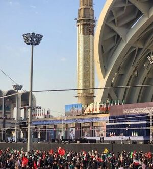 پوشش متفاوت دو زن در مراسم مصلی جلب‌توجه کرد