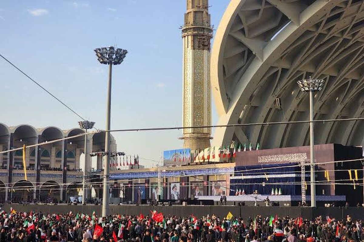 پوشش متفاوت دو زن در مراسم مصلی جلب‌توجه کرد