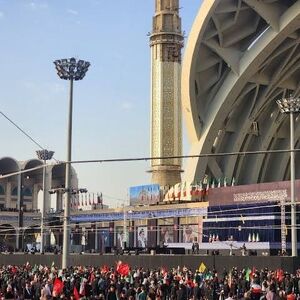 پوشش متفاوت دو زن در مراسم مصلی جلب‌توجه کرد