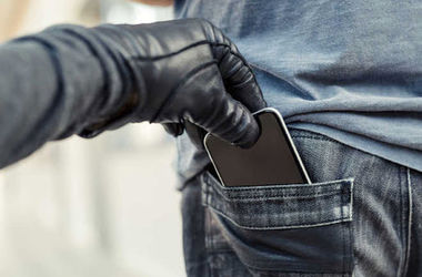 لحظه قاپیدن موبایل دختر جوان زیر پل ابوسعید تهران/ ویدئو