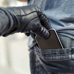 لحظه قاپیدن موبایل دختر جوان زیر پل ابوسعید تهران/ ویدئو